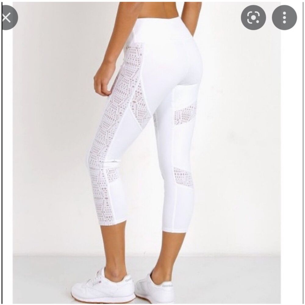 Alo Yoga White High-Waist Charm Capris Laser Cut Sleek Studio Leggings Sz XS - Picture 6 of 7